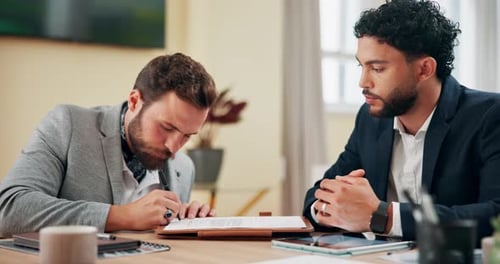 Aperto de mão, negociantes e empresários no cargo com acordo de investimento em ativos da empresa