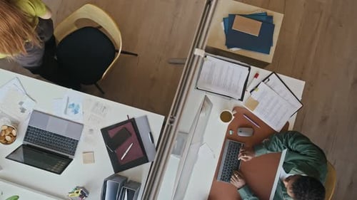 Vue de dessus des professionnels travaillant avec des graphiques et des documents