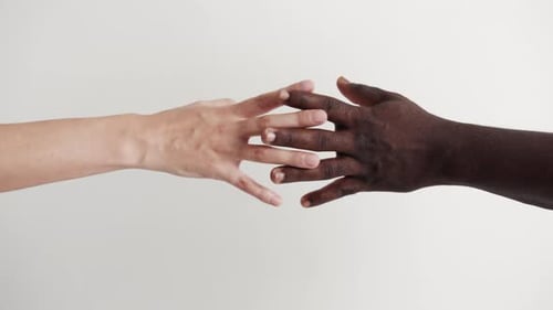 Jeune femme et homme se tenant la main dans une relation tendre et un amour multiethnique