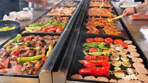 Steaks de bœuf et de poulet sur le gril avec flammes