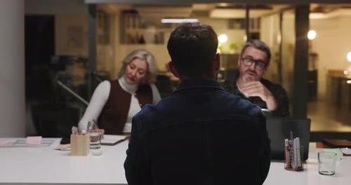 Affaires, personnel et planification avec discussion, soirée et brainstorming pour trouver des idées d'histoires