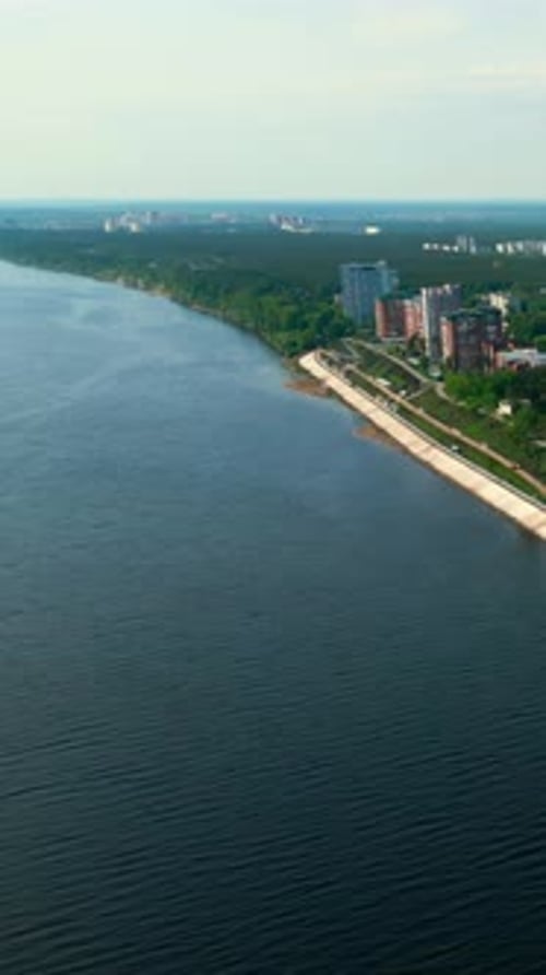Vue panoramique du paysage urbain de Seversk embrassant le clip de Tom River