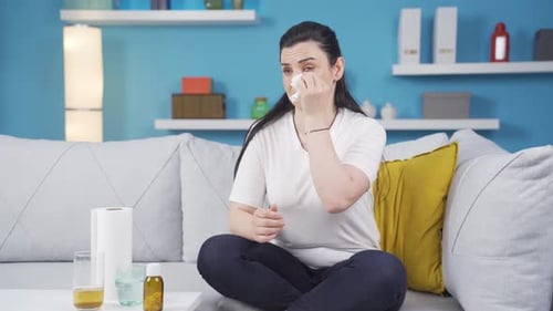 Femme malade aux yeux qui coulent.