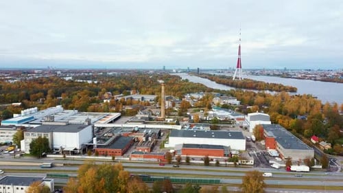 Toma aérea de un dron. Vista panorámica y paisaje otoñal de la ciudad de Riga Riga, Letonia. Vista desde Owerdaugava