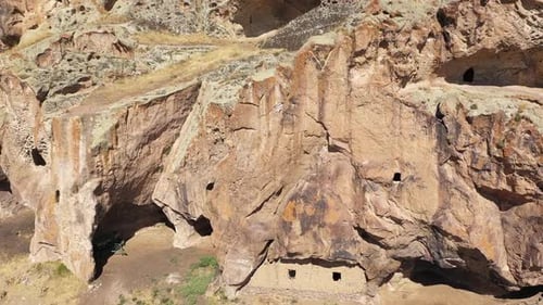 Vue aérienne de l'ancienne maison troglodyte en été
