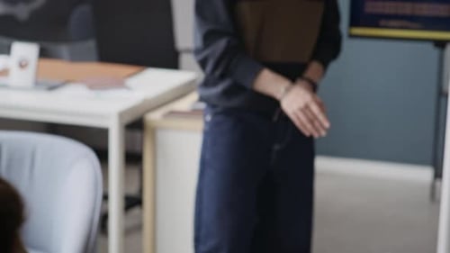 Programmierer aus dem Nahen Osten präsentiert Code auf dem Bildschirm in einer IT-Bürositzung