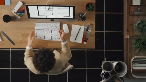 Ingénieurs travaillant avec des plans dans Office