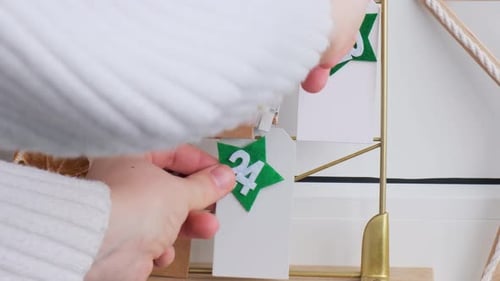 Número en notas de papel artesanal con tareas antes de las vacaciones de Navidad para mujeres haciendo papel kraft para