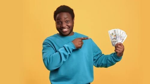 Glücklicher Afro Man Cash Money Dollar Fan genießen Erfolg Lottogewinn Financial Abundance Isoliert Orange