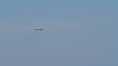 Flugzeug im Himmel Frontansicht