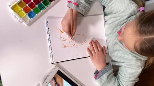 El viaje artístico de una niña en la educación en el hogar en línea