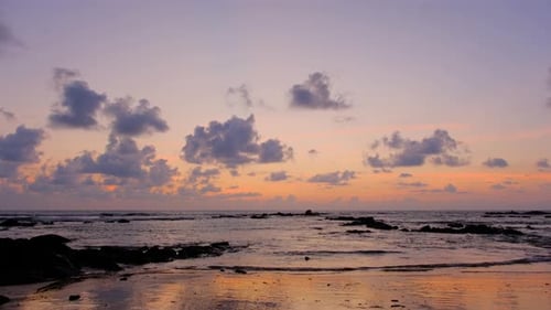 Dämmerungs- und Morgendämmerungshimmel mit Cumuluswolke am Meer in einem abendlichen Zeitraffervideo in 4K.