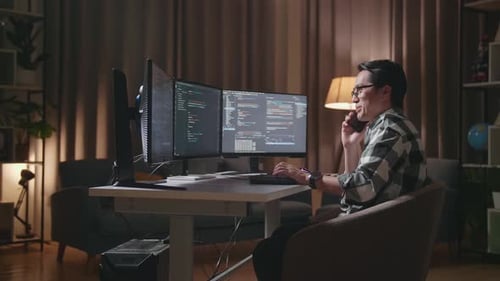 Programmeur asiatique parlant sur un smartphone tout en créant un ingénieur logiciel développant une Appli, un programme