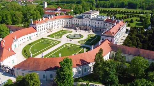 Château d'Esterhazy ou Eszterhaza à Fertod en Hongrie, panorama aérien établissant une vue frontale
