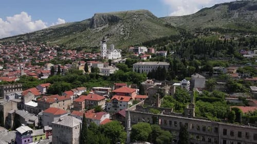 Das Bild der Steinhäuser der Stadt und die Harmonie der historischen Mostar-Brücke mit dem städtischen