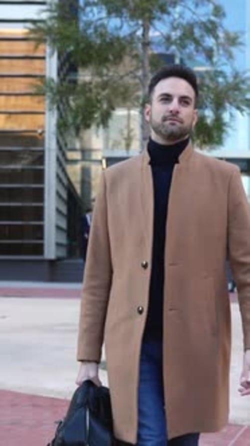 Empresário carregando um saco saindo do escritório indo para casa depois do dia de trabalho