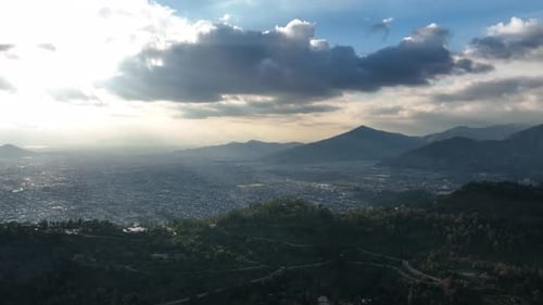 Paysage urbain aérien panoramique avec montagnes et nuages spectaculaires au coucher du soleil