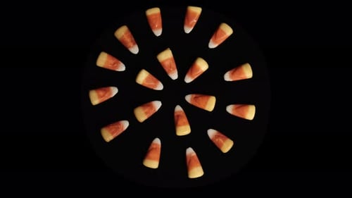 Candy Corn dreht sich auf einem Plattenspieler mit schwarzem Hintergrund