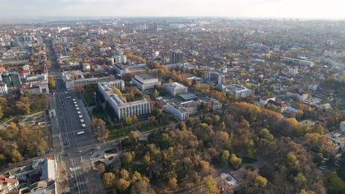 Vue aérienne panoramique par drone de l'Arc de Triomphe, Grand bâtiment du gouvernement de la place de l'Assemblée nationale