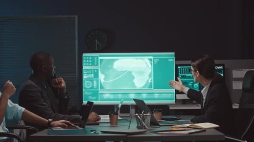 Mitarbeiter im Bereich Cybersicherheit analysieren Daten auf einem Computermonitor