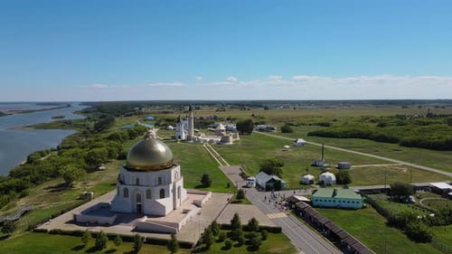 Vue aérienne des anciennes ruines et de la mosquée blanche de Bolgar