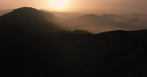 Silhouette der Berge vor dem Hintergrund der untergehenden Sonne