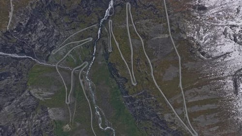 Passagem montanhosa serpentina na Noruega com carros vistos de cima