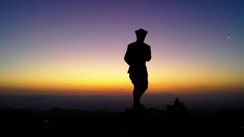 Vista da estátua de Ataturk e da bandeira turca em Afyon Kocatepe ao nascer do sol