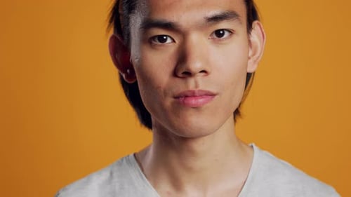 Modelo masculino sorrindo e sendo despreocupado na câmera