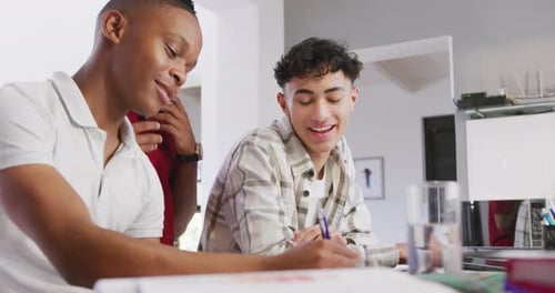 Trois amis adolescents de sexe masculin joyeux et divers écrivant et parlant à la maison, Ralenti