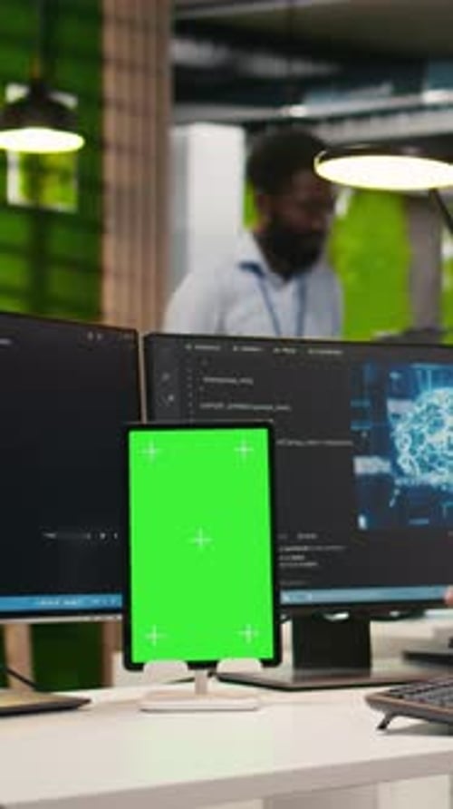 Vertikaler Videoadministrator schreibt Code auf einem Tablet mit isoliertem Bildschirm und entwickelt APIs für maschinelles Lernen