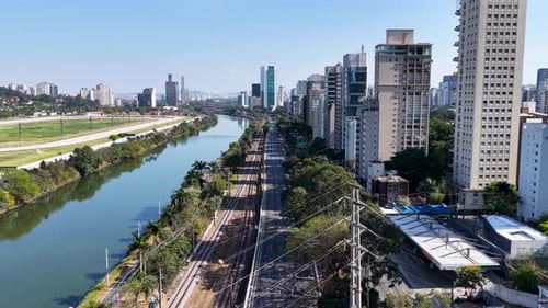 Impressionante estrada de Pinheiros no centro de São Paulo, Brasil.