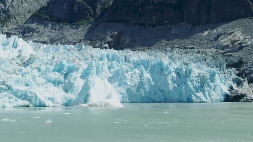 Spektakuläre Gletscherkalbung. Eiswürfel fielen wie eine Explosion ins Wasser.