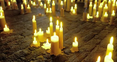 Des bougies scintillantes illuminent un espace serein lors d'un rassemblement tranquille