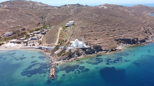 Vista aérea de Agia Irini, Santa Irene, iglesia ortodoxa griega, Chora, isla de Ios, Grecia