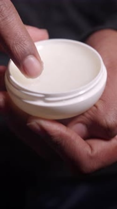 Aplicación de vaselina en la mano