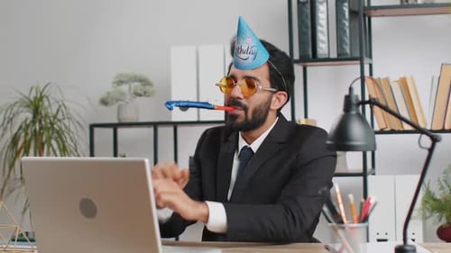 Empresário sortudo animado dançando a dança da vitória comemorando aniversário, feriado, sucesso, vitória no escritório