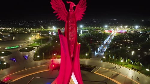 Monument à oiseaux Huma dans le parc New Uzbekistan de la ville de Tachkent la nuit