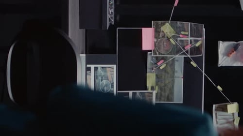 Inspecteur privé vidéo vertical examinant des indices et des dossiers