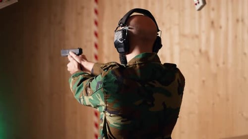 Un soldat joyeux qui s'entraîne avec une arme à feu exulte après avoir touché la cible avec précision