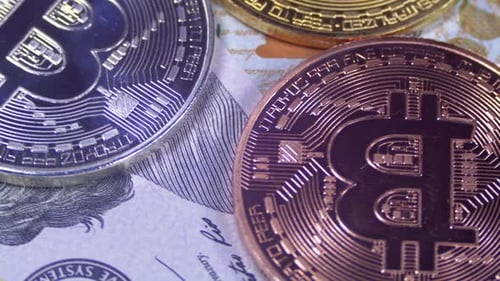 Bitcoin avec différentes cryptomonnaies : Litecoin, Ethereum, Dash, pièces et billets de dollars sont en rotation
