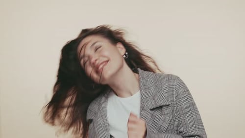 Mulher enérgica jogando o cabelo no ar com alegria