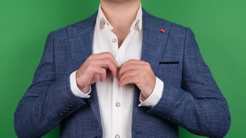 Geschäftsmann knöpft zu