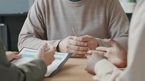 Mittelteil eines Mannes, der während seines Vorstellungsgesprächs mit zwei weiblichen HRs spricht