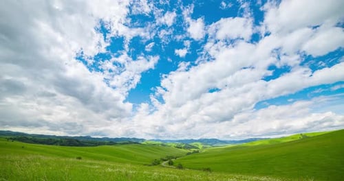 Bergwiesen-Zeitraffer im Sommer oder Herbst Wilde Natur und ländliches Feld Schnelle Wolken