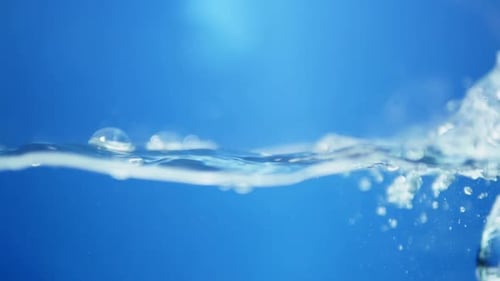 Fluiddynamische Ansicht von Süßwassertröpfchen in Bewegung Die Slow-Motion-Wasserripple Eff aus der Natur