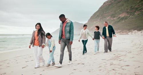 Familia numerosa, feliz y en la playa con paseos, tomados de la mano y amor o unión en vacaciones