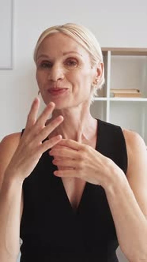 Vlog empresarial en Vídeo vertical, líder femenina sénior
