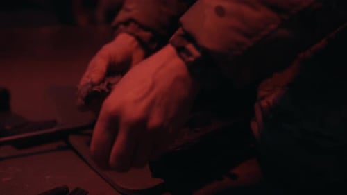 Gros plan d'hommes militaires nettoyant des armes