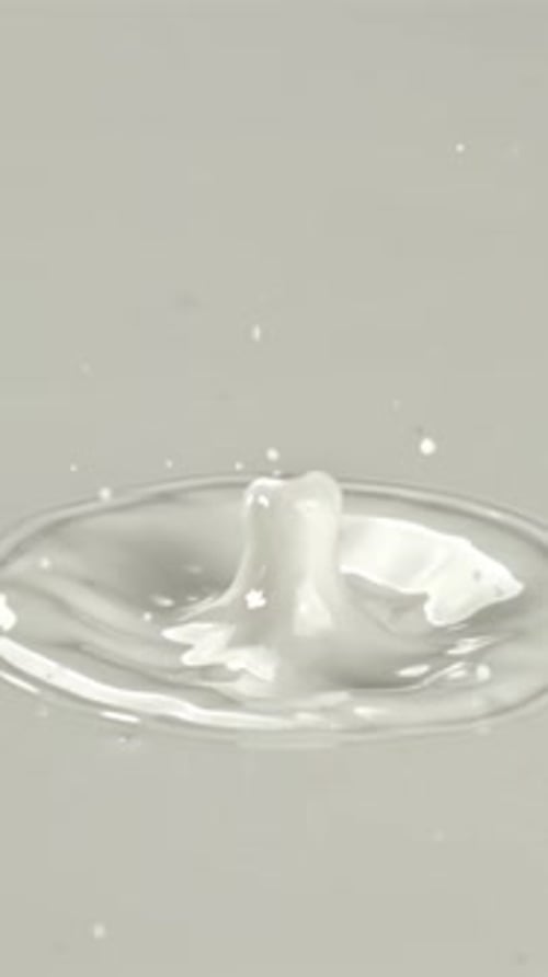 Super Slow Motion Milk Splashes Filmed on a Highspeed Camera at 1000 Fps
